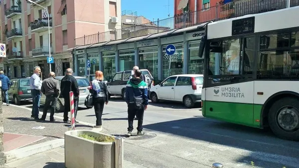 Divieto di fermata sul lato sinistro di via Castello