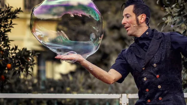 Piazza della Repubblica palcoscenico di bolle e magie