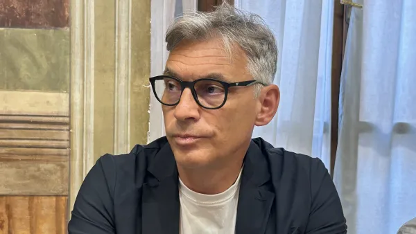 "La fiaccolata del centrodestra è veramente a fari spenti"