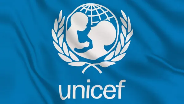 Acqua blu per la fontana e bandiera dell'Unicef