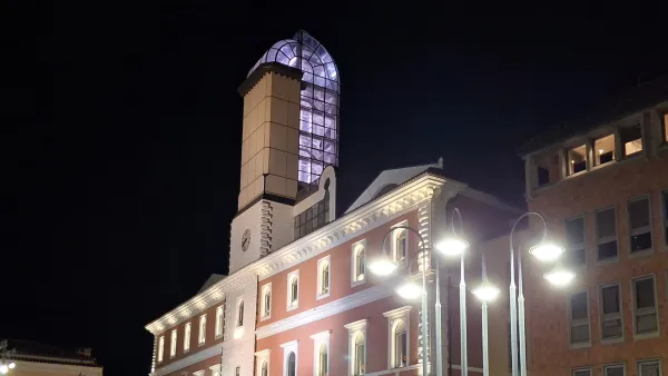 La biblioteca comunale si illumina di rosa