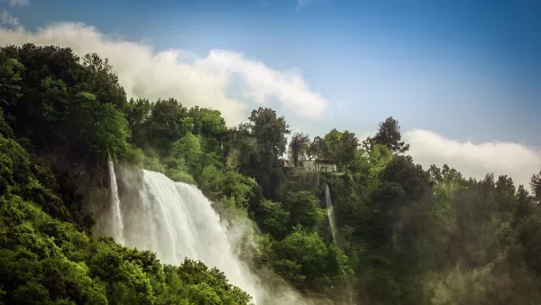 La Cascata guarda al ponte tibetano di Sellano