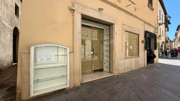 "Non si paga la Taric per l'utilizzo delle vetrine dei negozi sfitti"