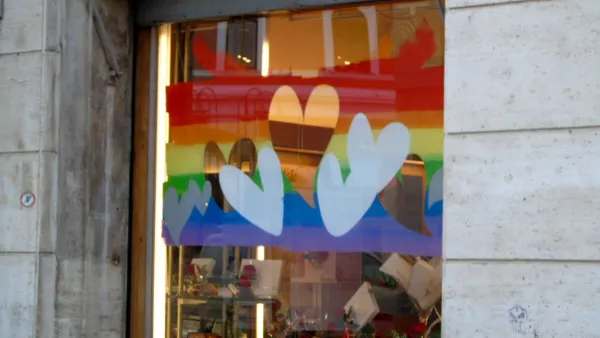 Sì del Consiglio alla disciplina per il decoro delle vetrine