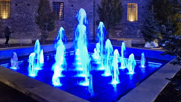 La fontana di piazza Europa in blu per le vittime di guerra