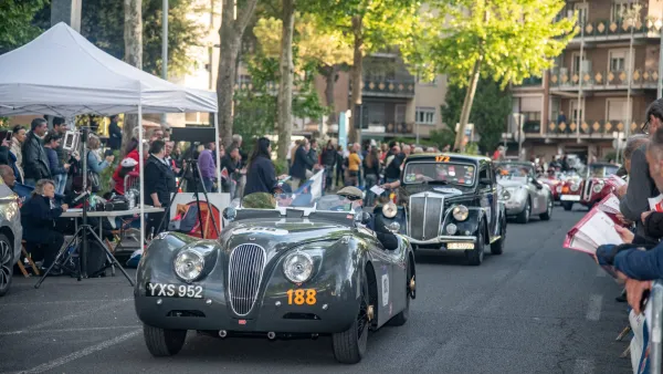 Mille miglia, oltre 600 vetture d'epoca in città