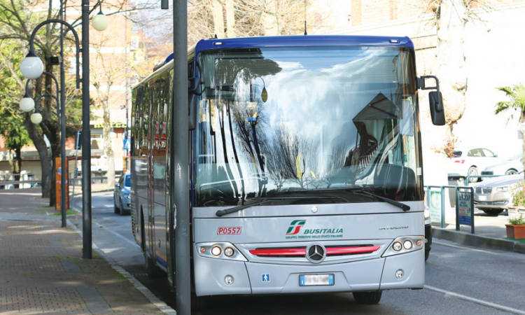Sconto di 100 euro sugli abbonamenti ai bus contro l’inquinamento