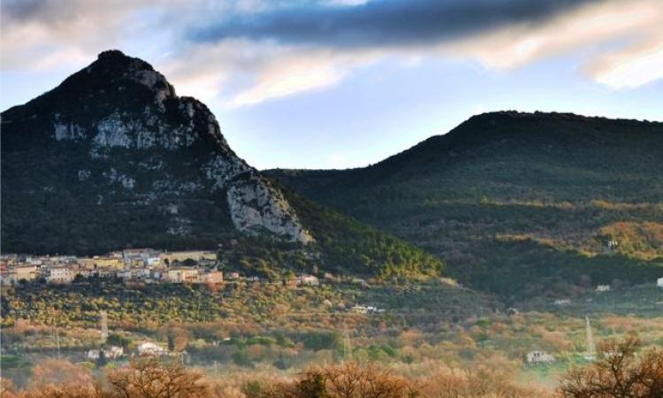 Ai piedi dei monti, un incontro sul paesaggio ternano