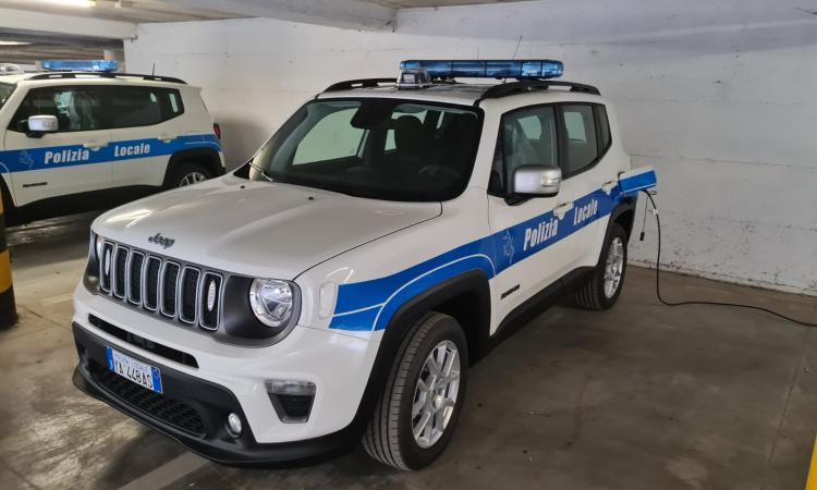 Cinque nuove jeep ibride per la Polizia Locale
