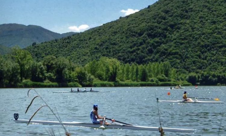 Canottaggio a Piediluco, vietato stazionare sulle rive del lago