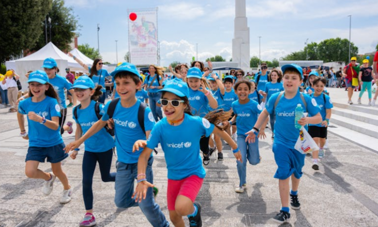 Acqua blu per la fontana e bandiera dell'Unicef 